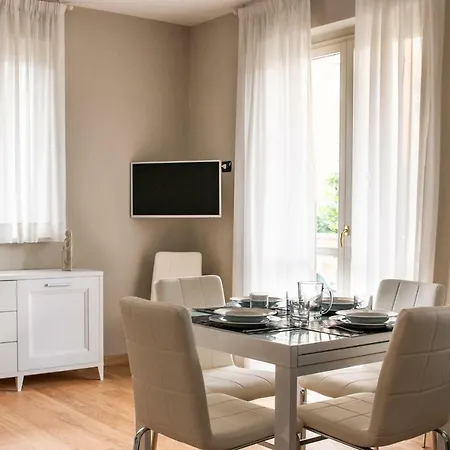 Apartment 2-bedroom Apt, With Balcony & Aircondition - 50 M From The *